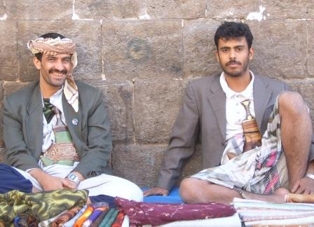 Sana'a - Twee verkopers op de markt in futah (jellaba)en vest met dolk (jambiya) om het middel